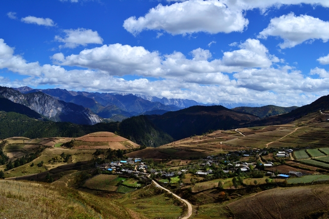 香格里拉彝族村寨观景台.jpg